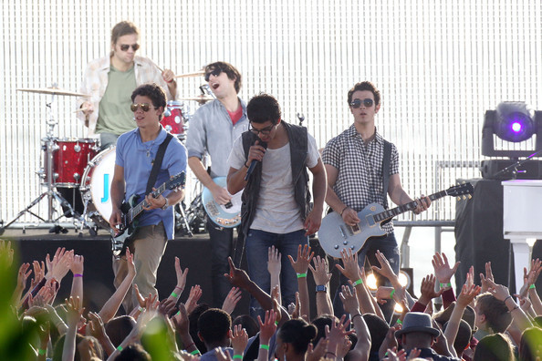 Nick+Joe+Kevin+Jonas+film+concert+Los+Angeles+EJooN756oHll - Nick Joe and Kevin Jonas Film a Concert 2