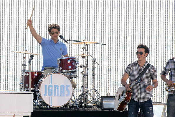 Nick+Joe+Kevin+Jonas+film+concert+Los+Angeles+gaUN7DBev_Kl - Nick Joe and Kevin Jonas Film a Concert 2