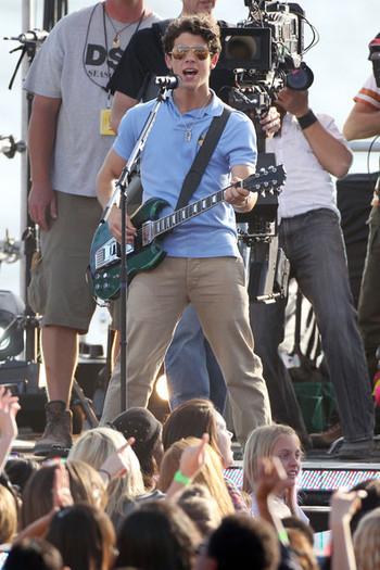 Nick+Joe+Kevin+Jonas+film+concert+Los+Angeles+V_s_C9mSs63l - Nick Joe and Kevin Jonas Film a Concert 2