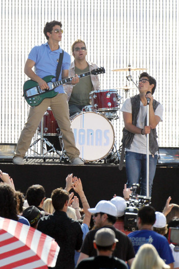 Nick+Joe+Kevin+Jonas+film+concert+Los+Angeles+xnjUnJlZggwl