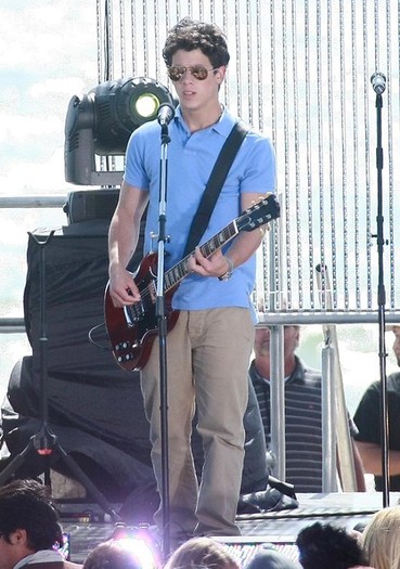 Jonas+Brothers+Rockin+Out+Set+Jonas+L+11WkN-3wNBTl - The Jonas Brothers Rockin Out On The Set Of Jonas LA