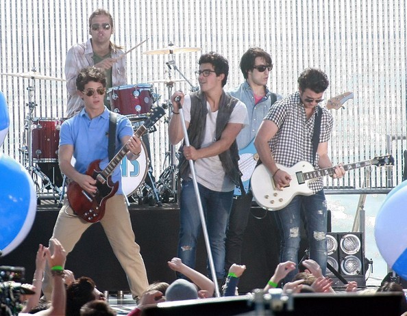 Jonas+Brothers+Rockin+Out+Set+Jonas+L+EWTnS839cZRl - The Jonas Brothers Rockin Out On The Set Of Jonas LA