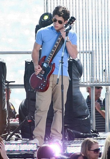 Jonas+Brothers+Rockin+Out+Set+Jonas+L+GsLS6LVza2Ll - The Jonas Brothers Rockin Out On The Set Of Jonas LA