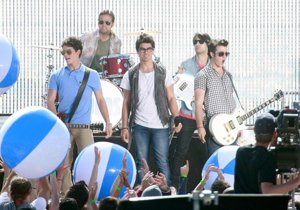 Jonas+Brothers+Rockin+Out+Set+Jonas+L+NY5AgV4PGjNl