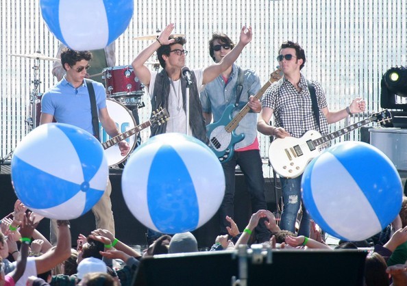 Jonas+Brothers+Rockin+Out+Set+Jonas+L+QsxGukDi9N-l