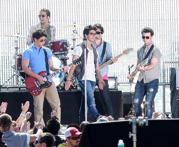 Jonas+Brothers+Rockin+Out+Set+Jonas+L+QWY9oE5_Dxwl - The Jonas Brothers Rockin Out On The Set Of Jonas LA