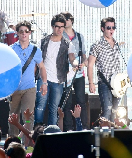 Jonas+Brothers+Rockin+Out+Set+Jonas+L+T_5SUiRHZiNl - The Jonas Brothers Rockin Out On The Set Of Jonas LA