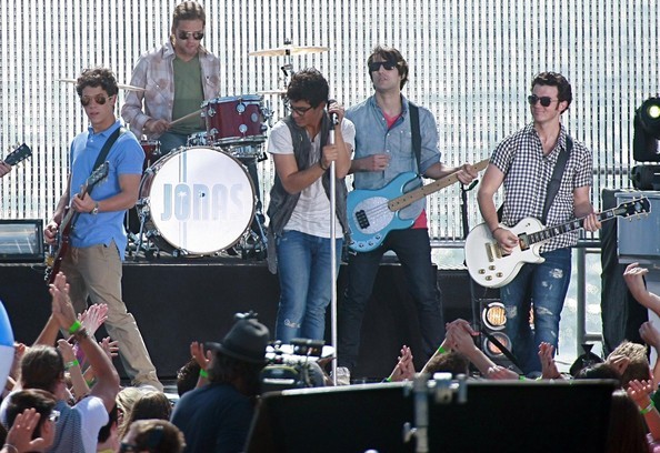 Jonas+Brothers+Rockin+Out+Set+Jonas+L+Zy8wTat5eeEl