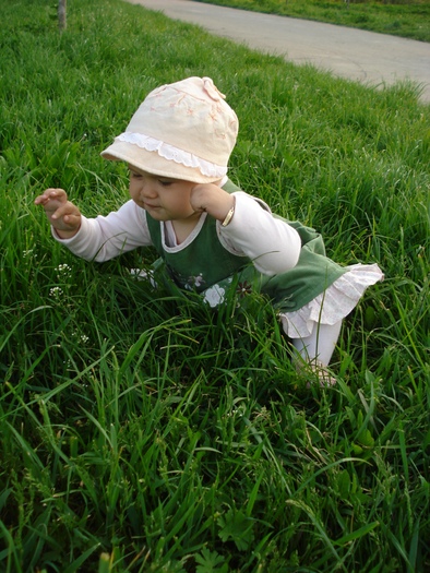 DSC08445; Imi place iarba, dar nu pun mana pe ea
