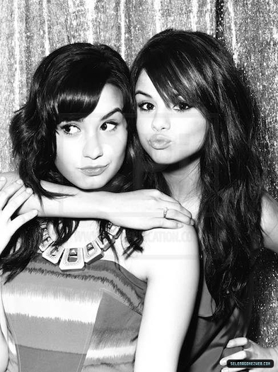 064 - Demi Lovato And Selena Gomez PhotoShoot 001