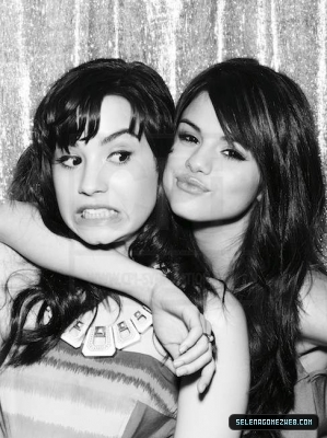 normal_062 - Demi Lovato And Selena Gomez PhotoShoot 001