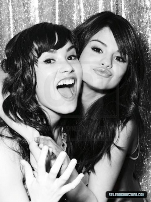 normal_065 - Demi Lovato And Selena Gomez PhotoShoot 001