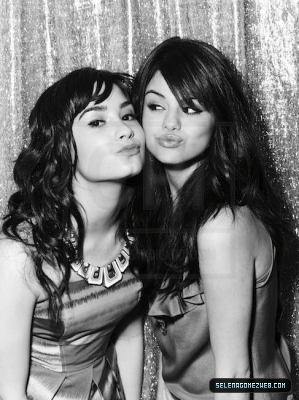 normal_069 - Demi Lovato And Selena Gomez PhotoShoot 001