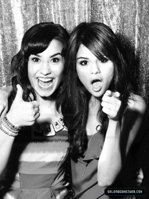 normal_071 - Demi Lovato And Selena Gomez PhotoShoot 001