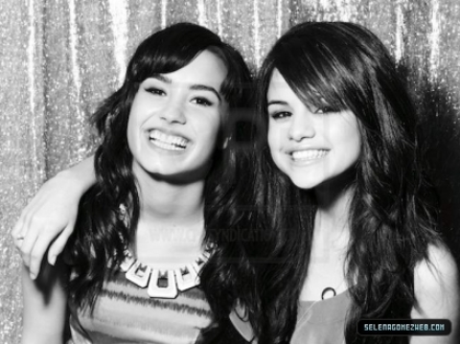 normal_072 - Demi Lovato And Selena Gomez PhotoShoot 001