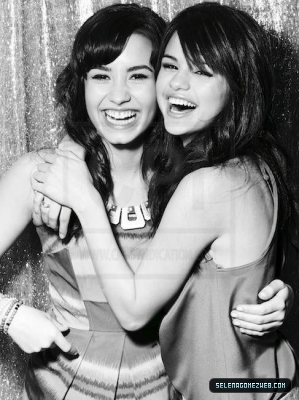 normal_073 - Demi Lovato And Selena Gomez PhotoShoot 001