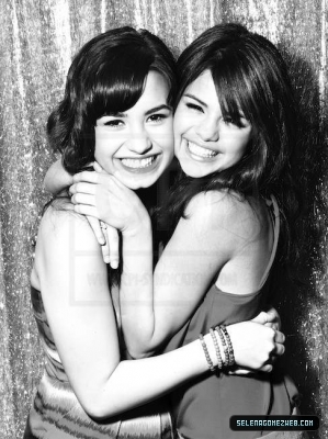 normal_074 - Demi Lovato And Selena Gomez PhotoShoot 001