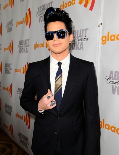 adam-lambert-costum-530x693