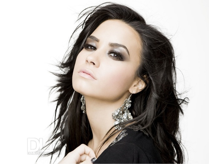 Demi Lovato - Concurs 4-Selena Gomez