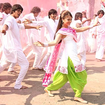 Aishwarya-Rai-in-Action-Replay-4