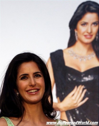 Katrina-Kaif-receiving-award-002-475x601