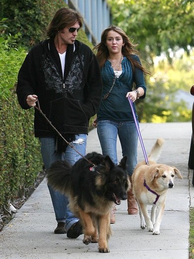 Miley Cyrus Dad Walking Their Dogs ArkD1eRMSPfl - Billy Ray Cyrus And Miley Cyrus Out Walking Their Dogs