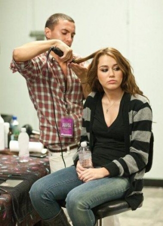 normal_miley-cyrus-backstage_(13)_0
