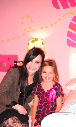 2q8c4ty - Demi Lovato Poze Personale