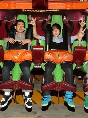 Candids-2010-May-8th-Six-Flags-Magic-Mountain-Credit-Justin-B-Org-justin-bieber-12091019-297-399