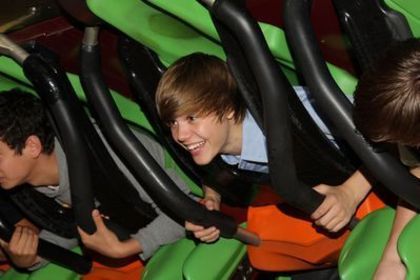 Candids-2010-May-8th-Six-Flags-Magic-Mountain-Credit-Justin-B-Org-justin-bieber-12091056-399-266