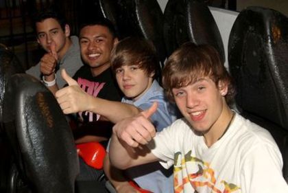 Candids-2010-May-8th-Six-Flags-Magic-Mountain-Credit-Justin-B-Org-justin-bieber-12091045-399-267 - Justin Bieber In Carusel