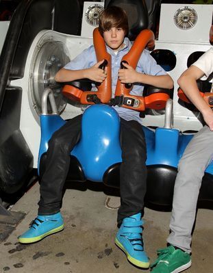 Candids-2010-May-8th-Six-Flags-Magic-Mountain-Credit-Justin-B-Org-justin-bieber-12091083-311-399