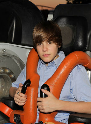 Candids-2010-May-8th-Six-Flags-Magic-Mountain-Credit-Justin-B-Org-justin-bieber-12091117-294-399 - Justin Bieber In Carusel