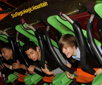 Candids-2010-May-8th-Six-Flags-Magic-Mountain-Credit-Justin-B-Org-justin-bieber-12091127-400-335 - Justin Bieber In Carusel