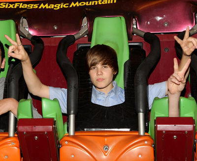 Candids-2010-May-8th-Six-Flags-Magic-Mountain-Credit-Justin-B-Org-justin-bieber-12091129-400-328 - Justin Bieber In Carusel