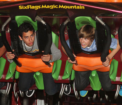 Candids-2010-May-8th-Six-Flags-Magic-Mountain-Credit-Justin-B-Org-justin-bieber-12091132-400-346