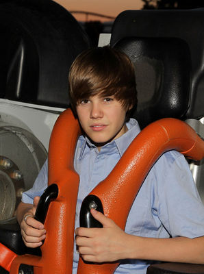 Candids-2010-May-8th-Six-Flags-Magic-Mountain-Credit-Justin-B-Org-justin-bieber-12091135-298-400 - Justin Bieber In Carusel