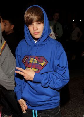 Candids-2010-May-8th-Six-Flags-Magic-Mountain-Credit-Justin-B-Org-justin-bieber-12091013-287-400