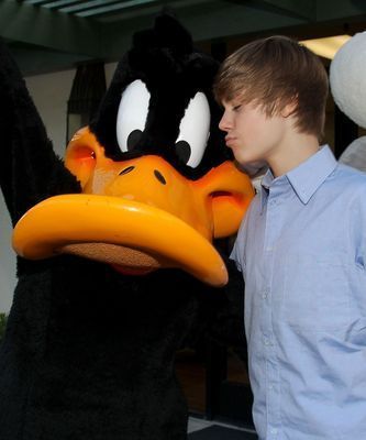 Candids-2010-May-8th-Six-Flags-Magic-Mountain-Credit-Justin-B-Org-justin-bieber-12091073-333-400 - Part 2