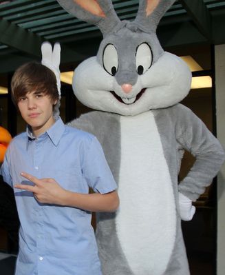 Candids-2010-May-8th-Six-Flags-Magic-Mountain-Credit-Justin-B-Org-justin-bieber-12091060-327-399
