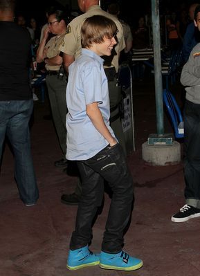 Candids-2010-May-8th-Six-Flags-Magic-Mountain-Credit-Justin-B-Org-justin-bieber-12091092-289-399