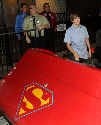 Candids-2010-May-8th-Six-Flags-Magic-Mountain-Credit-Justin-B-Org-justin-bieber-12091111-325-400