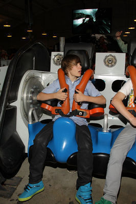 Candids-2010-May-8th-Six-Flags-Magic-Mountain-Credit-Justin-B-Org-justin-bieber-12091114-266-399 - 00 Justin Bieber 00