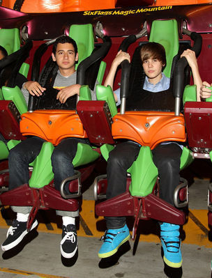 Candids-2010-May-8th-Six-Flags-Magic-Mountain-Credit-Justin-B-Org-justin-bieber-12091122-304-399