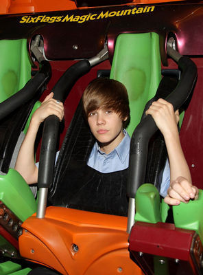 Candids-2010-May-8th-Six-Flags-Magic-Mountain-Credit-Justin-B-Org-justin-bieber-12091124-296-400 - 00 Justin Bieber 00
