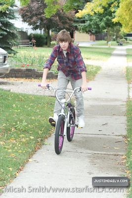 photoshootjustindaily_%2852%29 - 0_0 Justin at his Hometown in Stratford 0_0