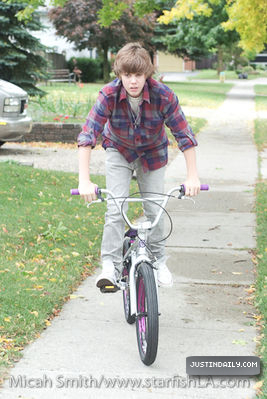 photoshootjustindaily_%2853%29 - 0_0 Justin at his Hometown in Stratford 0_0