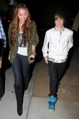  - 0_0 Justin Bieber and Miley Cyrus dinner at Ari-Ya 0_0