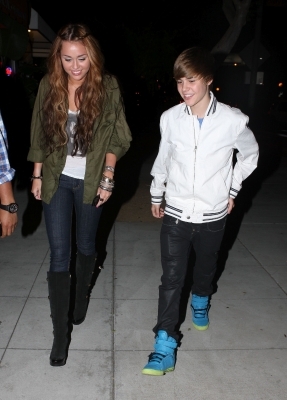  - 0_0 Justin Bieber and Miley Cyrus dinner at Ari-Ya 0_0