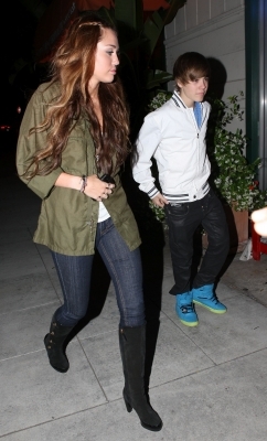  - 0_0 Justin Bieber and Miley Cyrus dinner at Ari-Ya 0_0